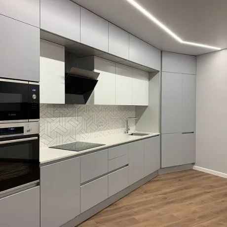 Кухня с белыми фасадами из современного материала