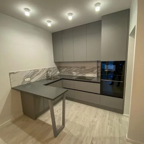 Современная кухня с барной стойкой