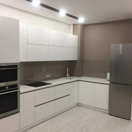 Стильная угловая кухня в белом цвете