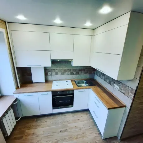 Кухня с белыми фасадами