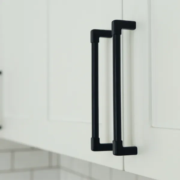 Светлая кухня с классическими фасадами — заказать в Минске