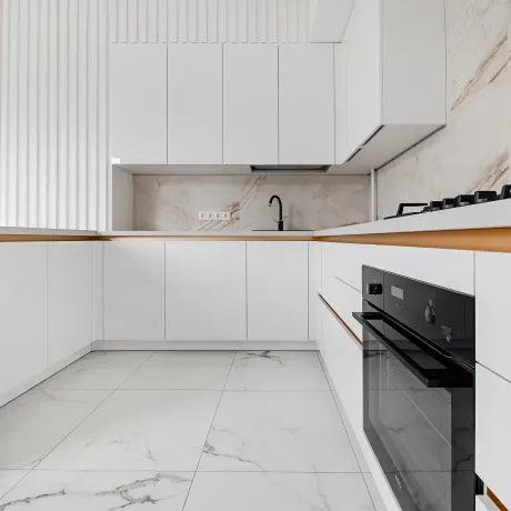 Светлая кухня в современном стиле с островом