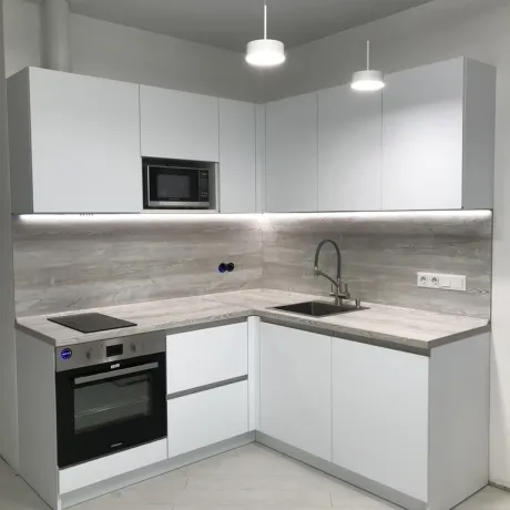 Кухня угловая небольшая с белыми фасадами