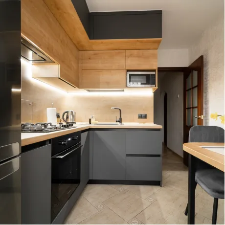 Тёмная угловая кухня 