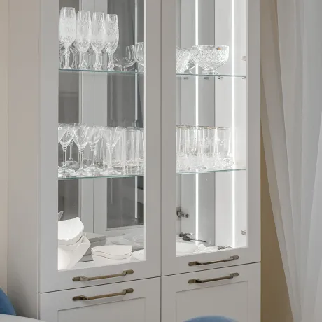 Витрина с подсветкой на кухню белая в стиле неоклассика (современная классика)