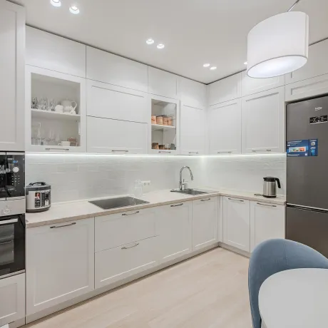 Кухня угловая белая в стиле неоклассика (современная классика)