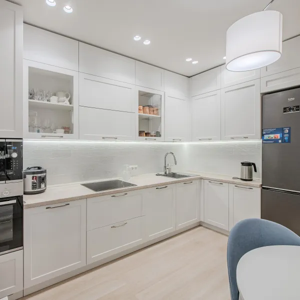 Кухня угловая белая в стиле неоклассика (современная классика) — заказать в Минске