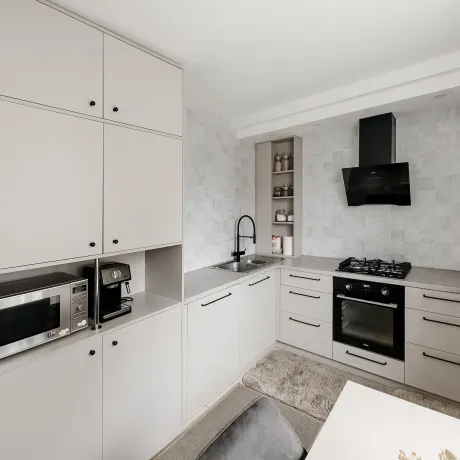 Угловая кухня без верхних шкафчиков