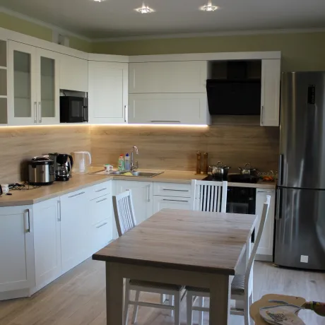 Кухня с фрезерованными светлыми фасадами