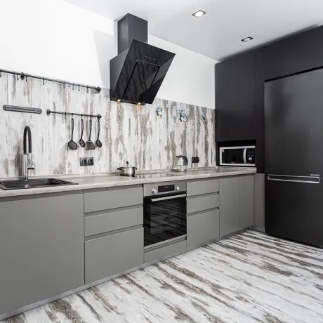 Кухня с крашенными фасадами в частном доме