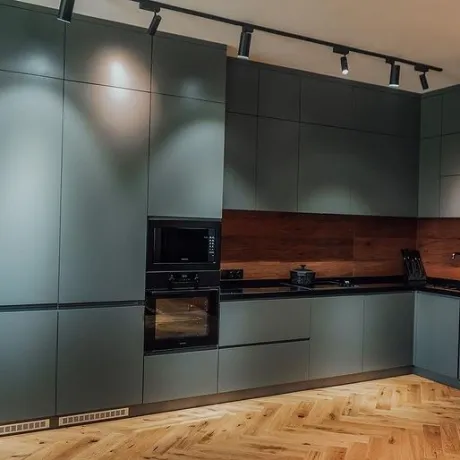 Угловая кухня в тёмном цвете