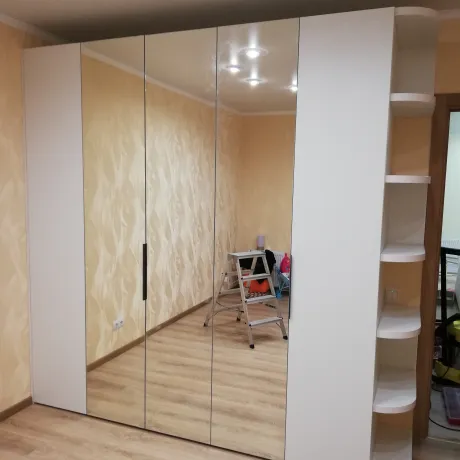 Шкаф со складными дверями в спальню