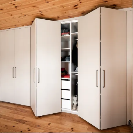 Шкаф со складными дверями