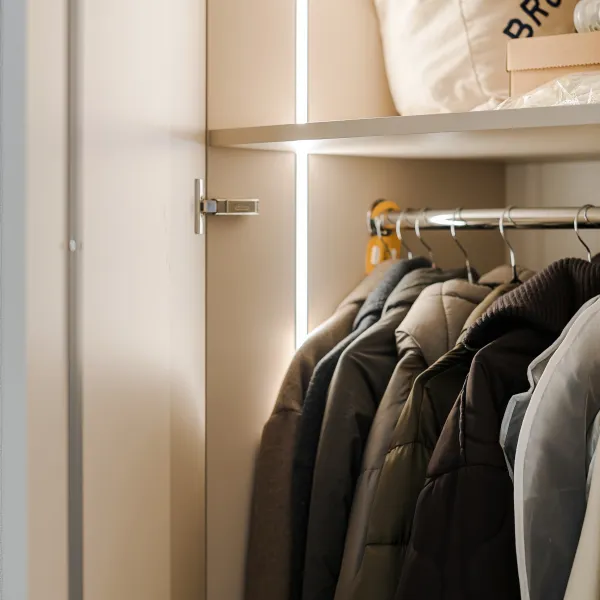 Светлая прихожая с элементами дерева — заказать в Минске