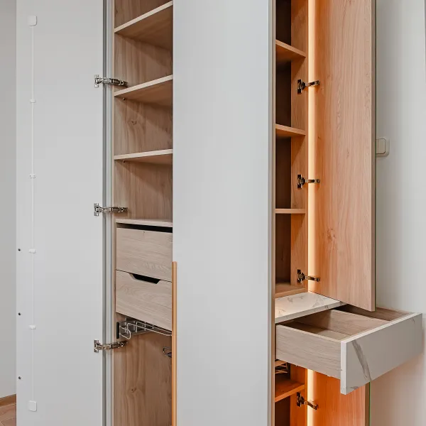 Светлая прихожая с подсветкой — заказать в Минске